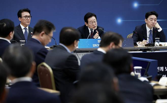 이재명 대통령이 11일 세종시 정부세종컨벤션센터에서 열린 '희망찬 농업·농촌, 모두가 행복하게 일하는 나라' 농림축산식품부(농촌진흥청·산림청)-고용노동부 업무보고에서 발언하고 있다. 연합뉴스