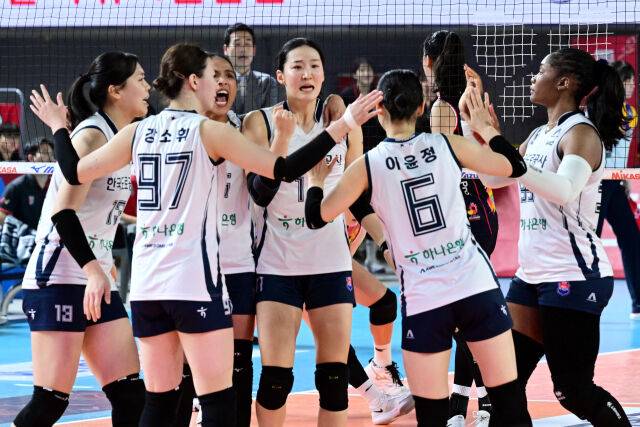 한국도로공사가 세트 스코어 3-2로 승리한 뒤 기뻐하고 있다. / 한국배구연맹(KOVO)