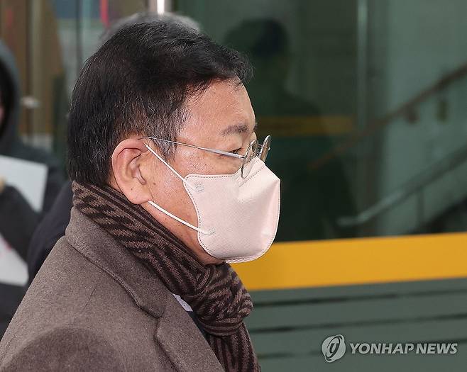 안부수 아태평화교류협회장 구속 전 피의자 심문 출석 (서울=연합뉴스) 박동주 기자 = 안부수 아태평화교류협회장이 10일 서울 서초구 서울중앙지방법원에서 열린 구속 전 피의자 심문(영장실질심사)에 출석하고 있다.
'쌍방울 대북 송금 사건' 수사 과정에서 제기된 '연어·술파티 회유 의혹'을 조사하는 검찰이 구속영장을 청구한 쌍방울그룹 전직 임원들과 안부수 아태평화교류협회장에 대한 구속 전 피의자 심문(영장실질심사)이 이날 열렸다. 2025.12.10 pdj6635@yna.co.kr