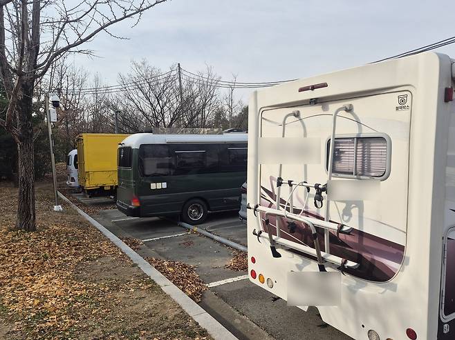 공영주차장에 주차된 화물차와 캠핑차 (대구=연합뉴스) 박세진 기자 = 10일 대구 동구 율하체육공원 무료 공영주차장에 화물차와 캠핑차가 주차돼 있다. 2025.12.10 psjpsj@yna.co.kr