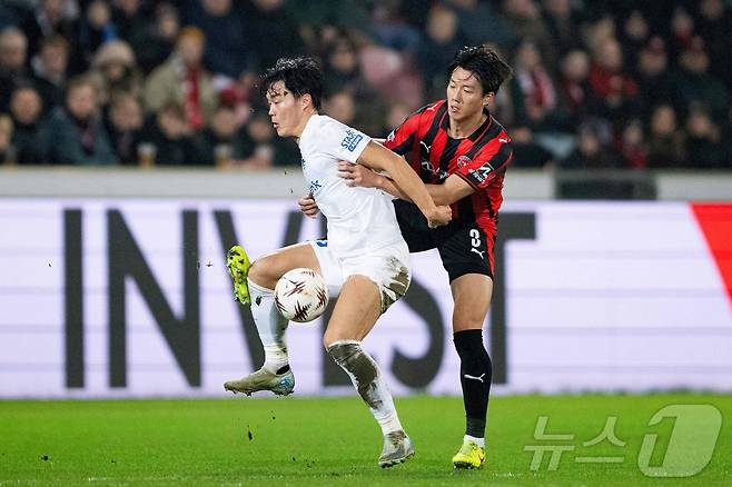 경합을 펼치는 미트윌란 이한범(오른쪽)과 헹크의 오현규. ⓒ AFP=뉴스1