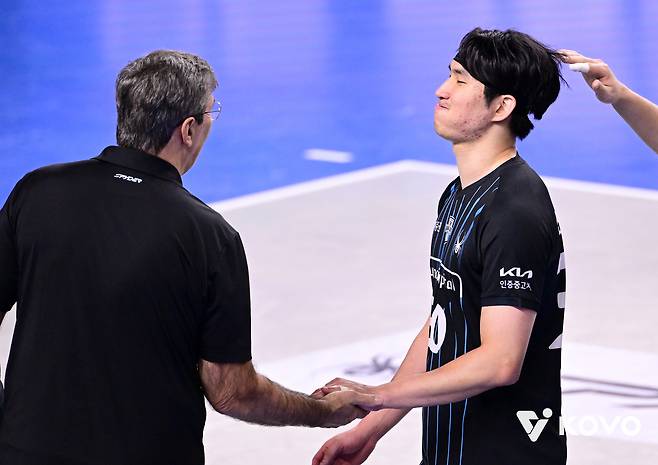 필립 블랑 현대캐피탈 감독(왼쪽)과 신호진. (KOVO 제공)