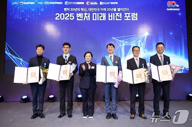 (왼쪽부터)김두식 이레산업 대표, 황재윤 리하온 대표, 한성숙 중소벤처기업부 장관, 박태훈 넥스틴 대표, 김헌철 햇빛일루콤 대표, 황만순 한국투자파트너스 대표가 2025 벤처·창업진흥 유공 포상 시상식에서 수상 기념 촬영을 하고 있다.(벤처기업협회 제공)