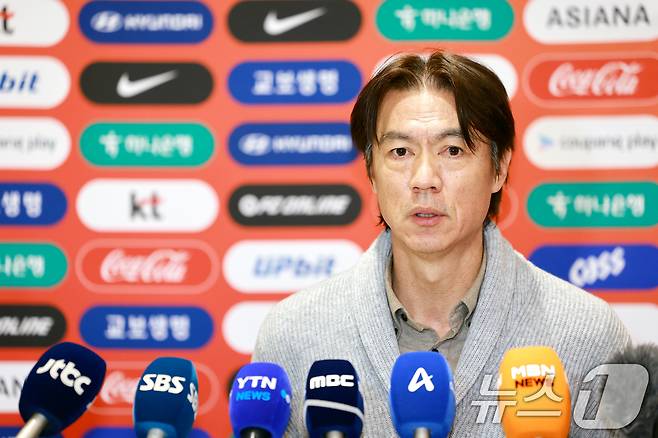 홍명보 축구 국가대표팀 감독이 지난 5일(현지시각) 미국 워싱턴DC 케네디센터에서 열린 '2026 북중미 월드컵 조 추첨식'을 마치고 12일 인천국제공항 제2여객터미널에서 기자들의 질문에 답변하고 있다. 한국은 멕시코, 남아프리카공화국, 유럽 플레이오프 D조(덴마크, 북마케도니아, 체코, 아일랜드)승자와 함께 A조에서 32강 진출을 두고 격돌한다. 2025.12.12/뉴스1 ⓒ News1 이호윤 기자
