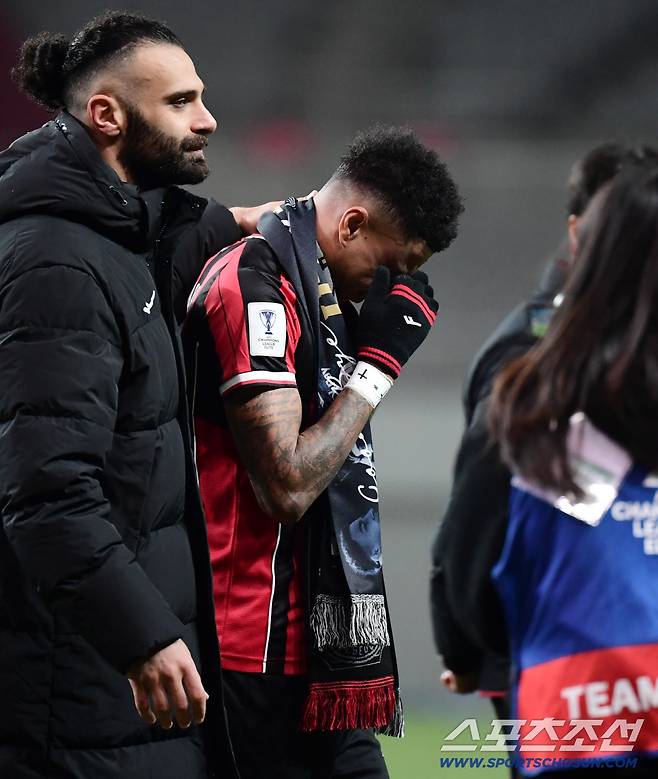 10일 오후 서울월드컵경기장에서 아시아챔피언스리그 엘리트(ACLE) 리그 6차전 FC서울과 멜버른시티FC의 경기가 열렸다. 경기 종료 후 FC서울 제시 린가드 환송행사가 열렸다. 팬들에게 인사 도중 아쉬움에 눈물 흘리는 린가드. 상암=송정헌 기자songs@sportschosun.com/2025.12.10/