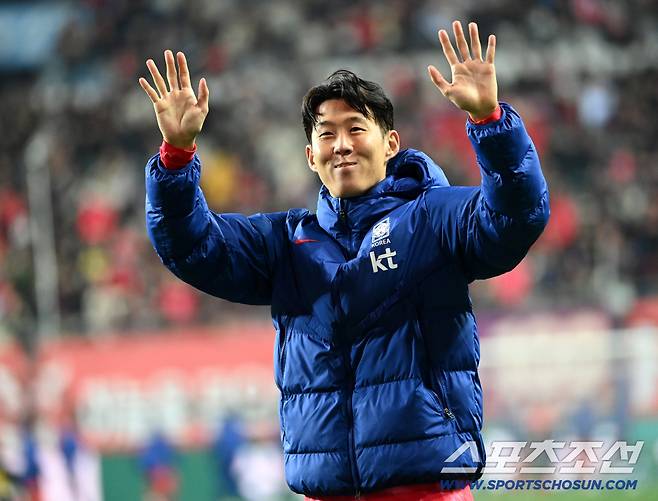 14일 대전월드컵경기장에서 열린 대한민국과 볼리비아의 A매치 평가전. 대한민국이 2대0으로 승리했다. 손흥민이 팬들에게 인사하고 있다. 대전=허상욱 기자wook@sportschosun.com/2025.11.14/