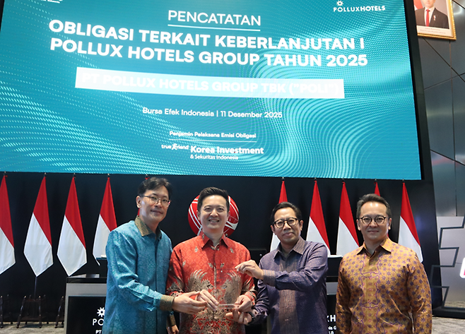 11일 인도네시아 증권거래소에서 남경훈 한국투자증권 인도네시아 법인장(좌측부터), 니코 푸르노모 포 폴룩스 프로퍼르티 인도네시아 설립자, 아이 그데 뇨만 예트나 인도네시아 증권거래소 상장 담당 이사, 윌리엄 포 폴룩스 프로퍼르티 인도네시아 설립자가 기념사진을 촬영하고 있다. 한국투자증권