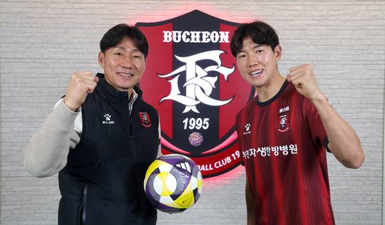 K리그1 승격을 달성한 부천FC 이영민 감독(왼쪽)과 수비수 백동규. 부천종합운동장. 강정현 기자