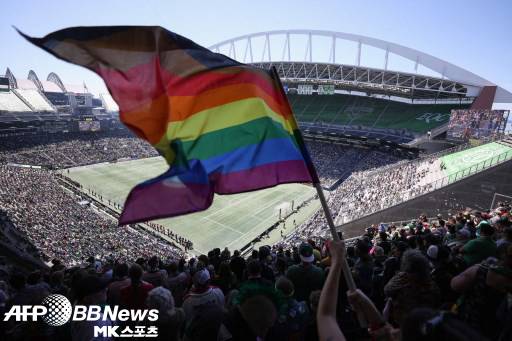 지난 6월 루멘 필드에서 열린 MLS 경기 도중 한 팬이 성소수자를 상징하는 프라이드 깃발을 흔들고 있다. 사진=ⓒAFPBBNews = News1