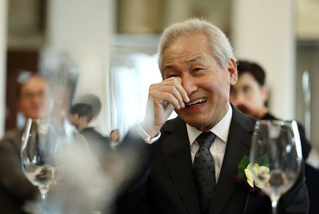 배우 안성기가 지난 2023년 4월 서울 한국프레스센터에서 열린 ‘4·19 민주평화상’ 시상식에 참석해 수상의 기쁨을 만끽하고 있다. 연합뉴스