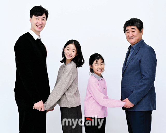 할아버지 신치용부터 박철우 그리고 손녀 박소율과 박시하./송일섭 기자