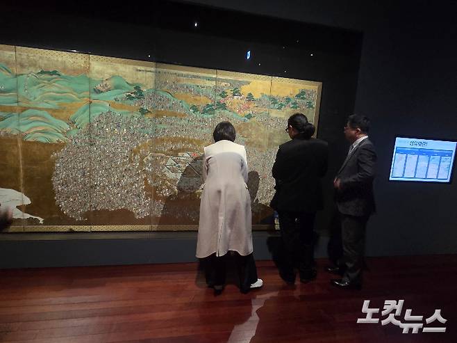 관람객들이 일본 다이묘(봉건 영주) 나베시마 나오시게 가문이 소장해온 금채 '울산왜성전투도' 병풍을 살펴보고 있다. 곽인숙 기자