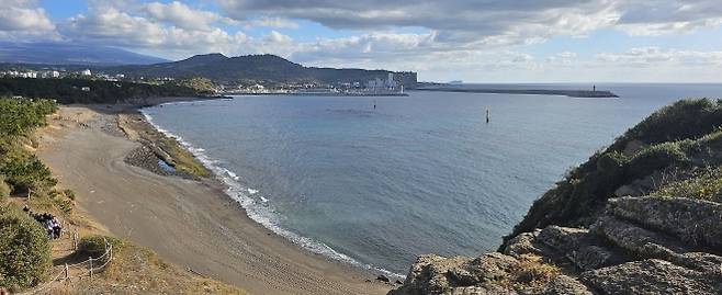영화 속 마지막쯤 동굴 밖으로 나올 때 펼쳐지는 바다 황우치해변. 제주 강동삼 기자