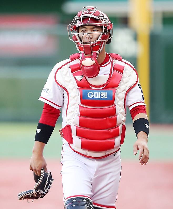 ▲ 2025년 주전 경쟁에서 밀려나며 1군에서 한 경기도 소화하지 못하는 시련을 겪은 김민식 ⓒSSG랜더스