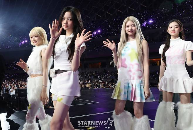 키키를 비롯한 아티스트들이 6일 가오슝 내셔널 스타디움에서 진행된 스타뉴스 주최 '10주년 아시아 아티스트 어워즈 2025(10th Anniversary Asia Artist Awards 2025, '10주년 AAA 2025')에서 피날레 세리머니를 하고 있다. /사진=김진경 kim.jinkyung@