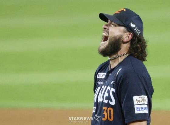 2025년 한화에서 뛴 폰세가 경기 중 삼진을 잡아내고 포효하고 있다. /사진=김진경 대기자