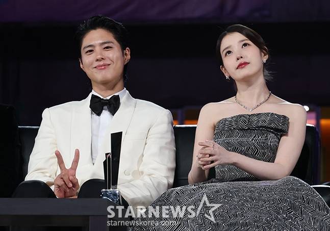 배우 박보검과 아이유가 6일 가오슝 내셔널 스타디움에서 진행된 스타뉴스 주최 '10주년 아시아 아티스트 어워즈 2025(10th Anniversary Asia Artist Awards 2025, '10주년 AAA 2025')에서 카메라를 향해 포즈를 취하고 있다. 12월 6일~7일 양일에 걸쳐 가오슝 내셔널 스타디움에서 펼쳐지는 '10주년 아시아 아티스트 어워즈 2025(10th Anniversary Asia Artist Awards 2025, '10주년 AAA 2025')'와 페스타 'ACON 2025'는 MTN(머니투데이방송)과 위버스(Weve /사진=김진경 kim.jinkyung@