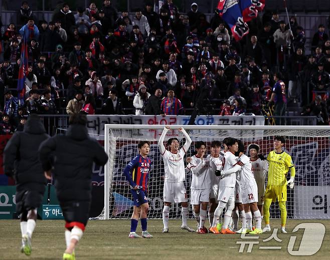 부천FC 선수들과 팬들이 승격이 확정된 후 기뻐하고 있다. 2025.12.8/뉴스1 ⓒ News1 구윤성 기자