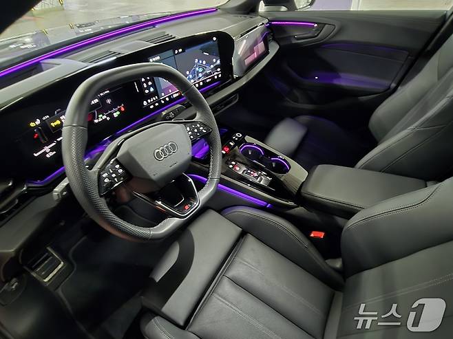 아우디 중형 세단 '더 뉴 아우디 A5' 기본 트림 'A5 40 TFSI 콰트로'(S라인 블랙 에디션)의 1열 내부 모습. 2025.12.10/뉴스1 김성식 기자