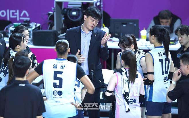 GS칼텍스 이영택 감독이 20일 인천 삼산월드체육관에서 열린 2025~2026 V-리그 흥국생명과 경기에서 작전지시를 하고 있다. 2025. 11. 20. 삼산 | 최승섭기자 thunder@sportsseoul.com