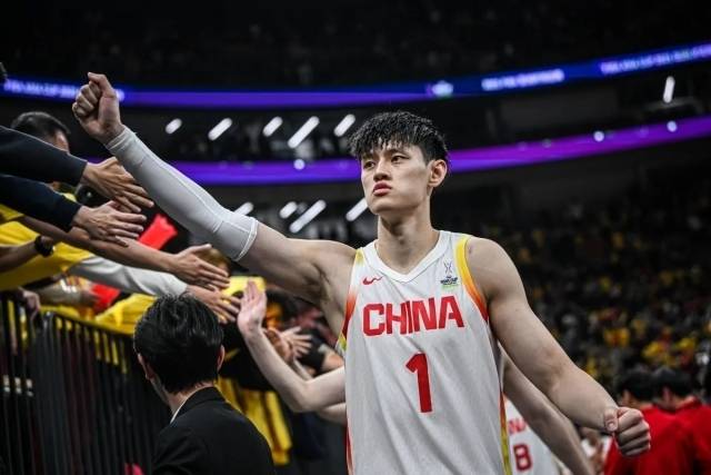 정판보는 지난 대한민국과의 2027 FIBA 카타르 농구월드컵 아시아 예선 1라운드 맞대결에 모두 출전했으나 최악의 모습을 보이며 많은 비난을 받았다. 그는 중국이 자랑한 장신 포워드였으나 대한민국의 환상적인 수비에 압도당하고 말았다. 정판보는 당시 2경기 평균 8분여 동안 1.0점 .05리바운드로 부진했다. 반면 그와 비교된 이현중은 1차전에서 33점 14리바운드 2스틸, 2차전에서 20점 6리바운드 4어시스트 3스틸로 펄펄 날았다. 특히 11개의 3점슛을 성공시키며 ‘KOR든스테이트’를 직접 이끌었다. 사진=FIBA 제공