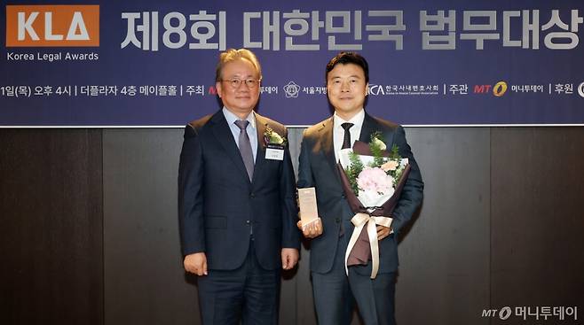 지난 12월11일 서울 중구 더플라자 호텔에서 열린 '제8회 대한민국 법무대상'에서 강호병 머니투데이 대표(왼쪽)와 법률공익대상을 수상한 법무법인 세종 김광재 변호사(오른쪽)가 기념촬영을 하고 있다. /사진=김창현