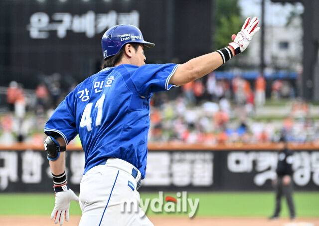 19일 오후 대전광역시 중구 대전한화생명볼파크에서 진행된 '2025 프로야구 KBO리그 포스트시즌' 플레이오프(PO) 2차전 한화이글스와 삼성라이온즈의 경기. 삼성 강민호가 9회초 2사 1루서 2점 홈런을 터뜨린 뒤 베이스를 돌고 있다./마이데일리