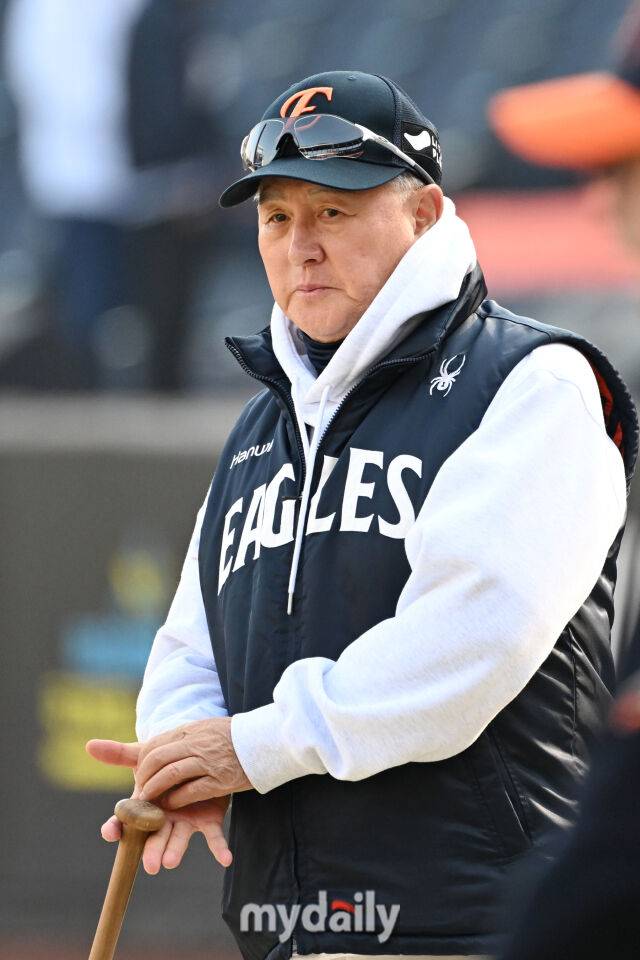 29일 대전 한화생명 볼파크 야구장에서 열린 '2025 신한 SOL 뱅크 KBO 한국시리즈 3차전' LG 트윈스와 한화 이글스 경기. 한화 김경문이 경기 전 선수들의 훈련을 지켜보고 있다./마이데일리