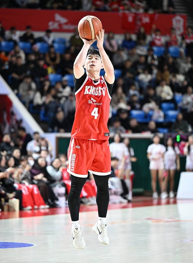서울 SK 김낙현이 13일 잠실학생체육관에서 열린 2025~2026 LG전자 프로농구 정규리그 창원 LG전에서 슛을 쏘고 있다. /사진=KBL