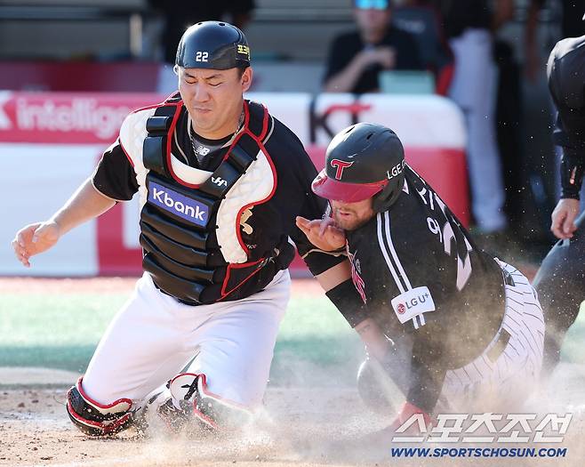 18일 수원 케이티위즈파크에서 열린 KT와 LG의 더블헤더 1차전 경기. 5회초 2사 2루. 오지환 안타 때 2루주자 오스틴이 홈으로 쇄도했으나 태그아웃을 당하고 있다. 수원=송정헌 기자songs@sportschosun.com/2025.09.18/