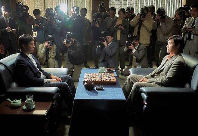 한국 바둑의 두 전설 조훈현과 이창호의 사제 대결을 그린 영화 '승부'. 이창호는 유아인이 연기한 자신의 모습을 재미있게 봤다고 했다. /조선일보DB