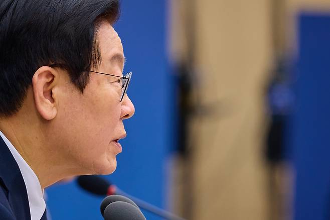 이재명 대통령이 11일 세종시 정부세종컨벤션센터에서 열린 '희망찬 농업·농촌, 모두가 행복하게 일하는 나라' 농림축산식품부(농촌진흥청·산림청)-고용노동부 업무보고에서 발언하고 있다./뉴스1