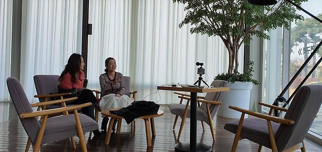 유튜브 채널을 시작한 초기에 다른 탈북민과 함께 촬영하고 있는 이유미 씨(오른쪽).