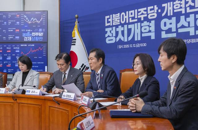 더불어민주당 정청래 대표(가운데)가 12일 국회에서 열린 더불어민주당ㆍ개혁진보 4당 정치개혁 연석회의에서 조국혁신당 조국 대표를 비롯한 4당 대표들에게 인사말을 하고 있다.연합뉴스