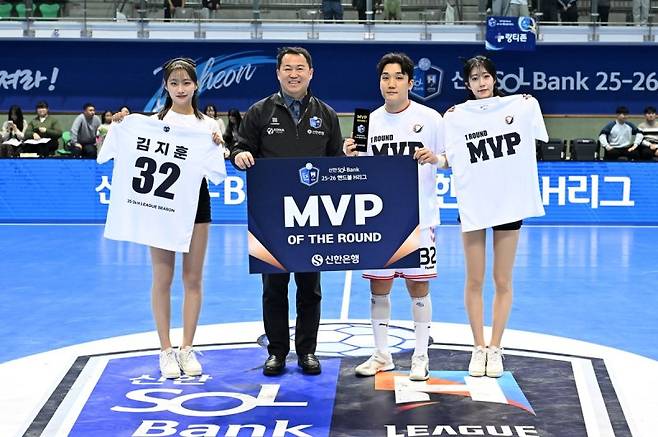 하남시청 김지훈(오른쪽 2번째), 신한 SOL 뱅크 2025~2026시즌 핸드볼 '신한은행 1라운드 최우수선수(MVP)' 선정됐다. 한국핸드볼연맹 제공