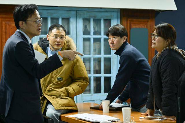 조현아(오른쪽부터) 작가와 김도형 PD가 3일 서울 상암동 TBS에서 '변상욱 쇼'에 출연하는 김상욱 더불어민주당 의원, 박주민 의원과 대화하고 있다. 이날 방송은 12·3 비상계엄 1년 특집으로 꾸려졌다. 강예진 기자