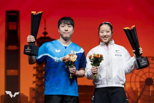 임종훈(왼쪽)과 신유빈이 13일 중국 홍콩에서 열린 2025 월드테이블테니스(WTT) 홍콩 파이널스 혼합복식 정상에 올라 트로피를 들고 환하게 웃고 있다. 대회 SNS 캡처