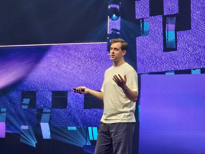 에밋 홀리어(Emmett Hollyer) 솔라나 모바일 총괄 매니저이 '솔라나 브레이크포인트2025'에서 발표하고 있다./사진=이수현 블루밍비트 기자