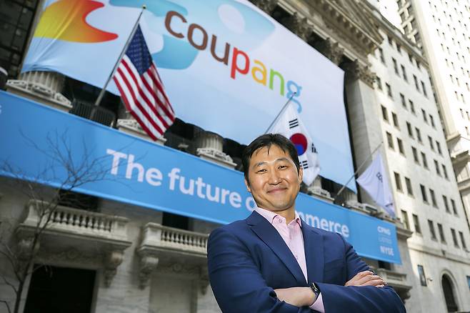 2021년 3월 11일(현지시간) 김범석 쿠팡 이사회 의장이 미국 뉴욕증권거래소(NYSE) 앞에서 상장을 앞두고 포즈를 취하고 있다. 쿠팡 제공