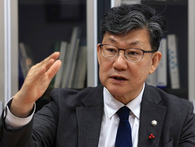 김남근 더불어민주당 의원이 지난 12월 9일 국회 의원회관에서 온라인 플랫폼법과 배달앱 공정화법 등과 관련해 주간경향과 인터뷰를 하고 있다. 서성일 선임기자