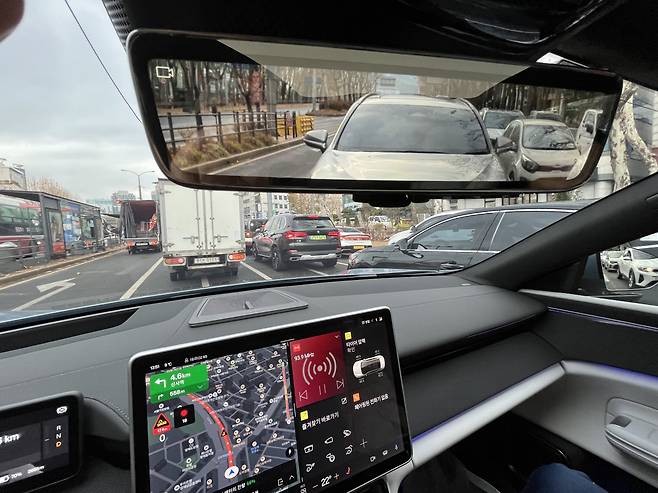 내부 디지털 룸미러에 비친 후방 차량의 모습.