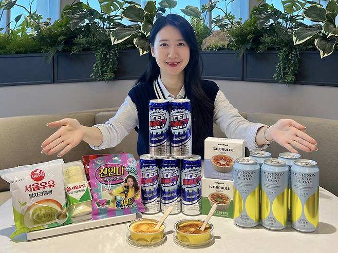 GS25에서 모델이 ‘2025 GS25 히트상품’을 선보이고 있다. GS리테일