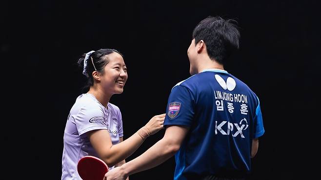 ▲ 중국 조는 쑨잉사의 움직임을 최소화하는 운영을 선택했다. 왕추친이 넓은 범위를 커버하는 형태로 경기를 풀어갔는데 임종훈-신유빈 조는 장점인 서브와 백핸드 리시브로 점수를 쌓아나가며 주도권을 쥐었고 3-0 완승을 거뒀다. ⓒ 월드테이블테니스(WTT)