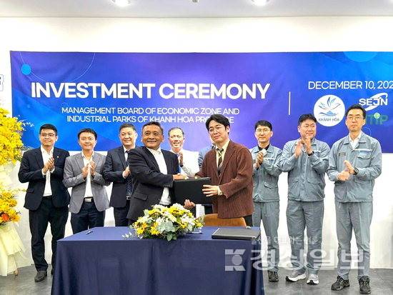 ▲ 울산의 조선·해양·에너지분야 기자재 기업 세진중공업이 최근 베트남 칸호아성 닌뚜이(Ninh Thuy) 산업단지 입주 계약을 체결하고, 베트남에 신규 공장을 건립한다고 14일 밝혔다. 찌 탄옌그룹 회장, 치엔 칸호아성 경제구역및산업단지경영위원회 위원장, 니아 닌뚜이산업단지 대표, 윤지원 세진중공업 부사장, 최양환 대표이사, 진상호 HD현대베트남조선소 법인장이 기념촬영하고 있다. 세진중공업 제공