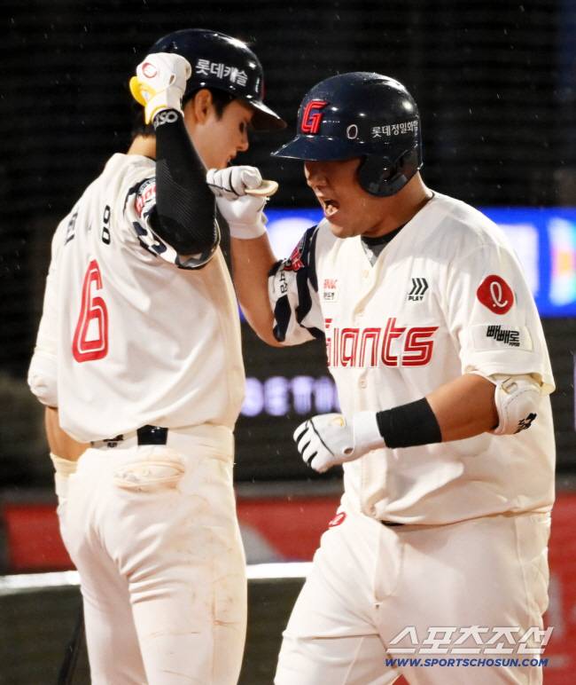 20일 부산 사직야구장에서 열린 삼성과 롯데의 경기, 8회말 롯데 정훈이 솔로홈런을 치고 한태양과 기쁨을 나누고 있다. 부산=허상욱 기자wook@sportschosun.com/2025.06.20/