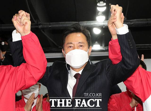 오세훈 국민의힘 서울시장 후보가 2021년 4월 7일 오후 서울 여의도 국민의힘 중앙당사에 마련된 개표상황실에서 4.7 재보궐선거 출구조사 결과를 바라보며 두손을 들어 환호하고 있다. /남윤호 기자.