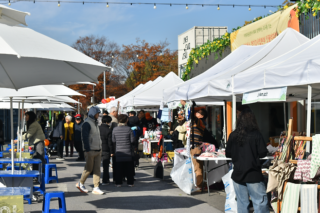 지난 11월 15일, 굿네이버스 경기2사업본부 지역후원운영이사회 주도로 성수동 언더스탠드 에비뉴 중앙광장에서 개최된 ‘잇:플리마켓’. 굿네이버스 제공