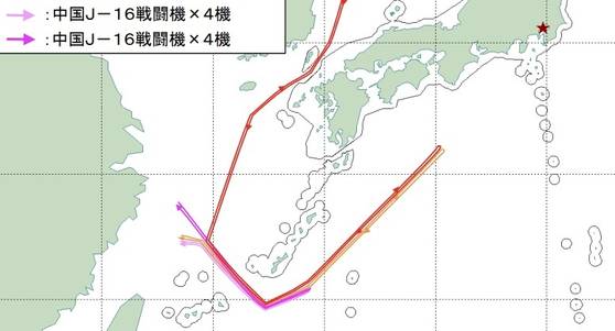 일본 방위성 통합막료감부가 공개한 지난 9일 중국과 러시아 폭격기의 이동 경로. 중·러 폭격기는 당시 동남쪽으로 비행하며 오키나와섬(沖繩本島)과 미야코지마(宮古島) 사이를 통과한 뒤 오키나와섬 남쪽 해역에서 방향을 왼쪽으로 90도가량 틀어 북동진했다. 폭격기가 시코쿠 남쪽에서 돌아가지 않고 계속 직선 경로로 비행했다면 도쿄는 물론 해상자위대·미 해군 기지가 있는 요코스카에 닿았을 것으로 분석됐다. 통합막료감부 보도자료 캡처.