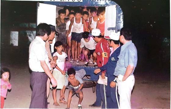 경찰이 넘긴 어린이 등 형제복지원 수용자들이 차에서 내리고 있다. 1970년대~80년대 초로 추정된다. 사진 형제복지원 서울경기피해자협의회