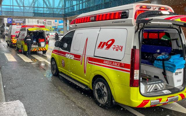 ▲ 전공의 집단사직으로 ‘의료대란’ 우려가 높아지는 가운데 21일 도내 한 대학병원 응급의료센터 앞에 구급차가 줄지어 서있다.